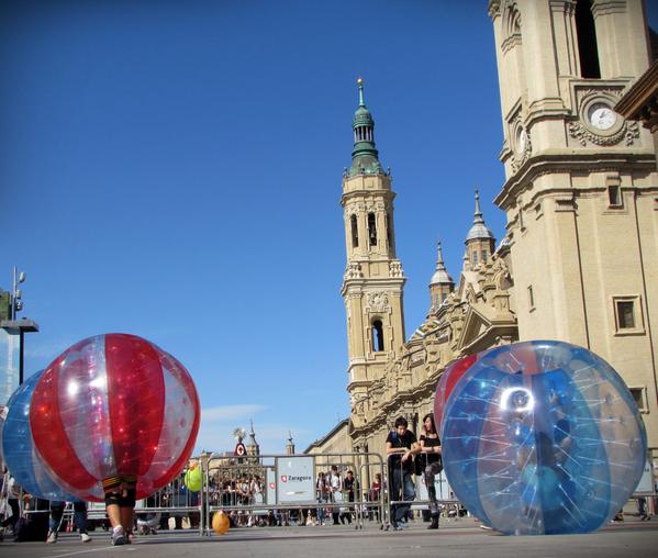 bubblezgz's tweet photo. Gracias a todos por venir!
No había mejor escenario para jugar a #futbolburbuja que la plaza del Pilar.
Gran mañana! http://t.co/AhAqFu60Vq