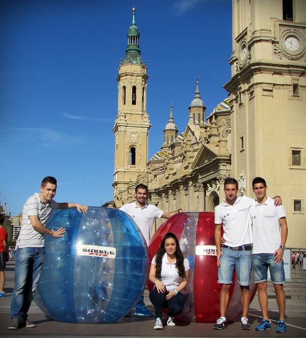 bubblezgz's tweet photo. Gracias a todos por venir!
No había mejor escenario para jugar a #futbolburbuja que la plaza del Pilar.
Gran mañana! http://t.co/AhAqFu60Vq