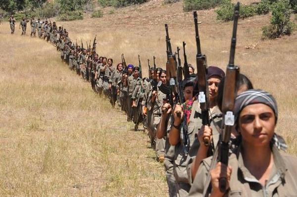 bif_o's tweet image. Une colonne de combattantes kurdes en route vers #Kobane pour s&apos;opposer à #Daech via @RaquelEvita