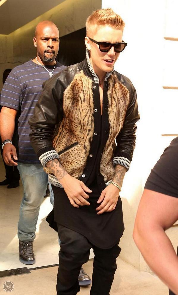 biebzaustincody's tweet photo. #TweetYourWeakness
#TweetYourAddiction
#TweetYourLifeInOnePicture
#EMABiggestFansJustinBieber @justinftquitar http://t.co/YM5h8UEtMd