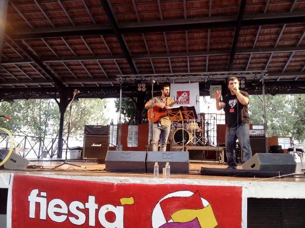 UJCEMurcia's tweet photo. Todo para el pueblo pero con el pueblo! @ROJOCANCIONERO en la #FiestaPCRM http://t.co/2YImHAwjy2