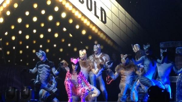 albric_x4's tweet photo. Sin duda alguna mi vestuario favorito y la mejores coreografías.
#KatyPerryMx #KatyPerry #KatyCats #HotAndCold http://t.co/b9zt18hpVs