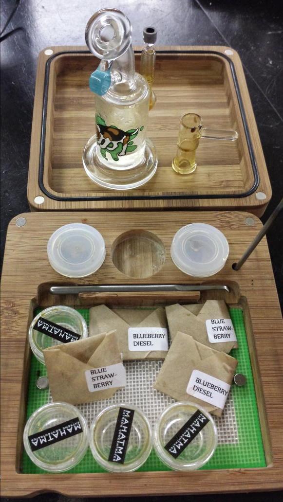 MH420Nurses's tweet photo. Cute #Pukinbeagle pendent Dab rigs available now.....on sale 150.00 at iBake Denver http://t.co/OguAVCq4PS