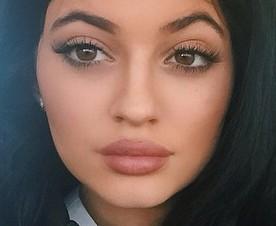 flawlesslikeSG's tweet photo. @KylieJenner lips just keep expanding &amp; expanding 😳 http://t.co/YyR2lMlxLi