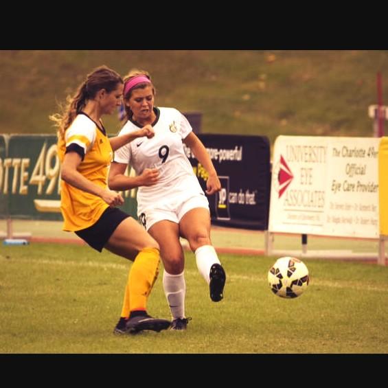 Virginia_Lingo's tweet image. Come out and support your lady 49ers tonight at 5:00 home for senior night..gonna be a good game #2vs#4ODU 🔨💚💛