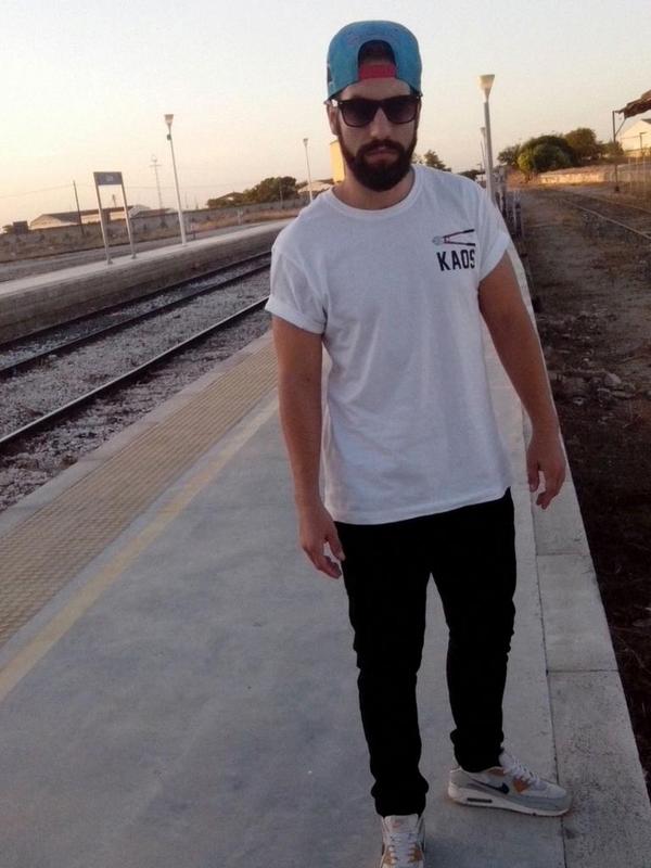 KAOSWEAR's tweet photo. #KAOSWEAR por solo 10€ pilla esta cami #rollazokw #airmax90 #grizzlies #vias #graffiticlothing http://t.co/9ntLqbI8Hx