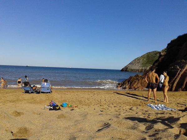 pedroluis_villa's tweet photo. Aquí en Perlora está permitido el baño todo el año!!! Jaja http://t.co/7bMYOPGg0b