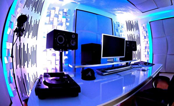 EDMJockey's tweet photo. UNITED FOR THE MUSIC #EDM #MUSIC ! #RT if you #agree! #FB #ADE14 http://t.co/q8Hggs1Mrr