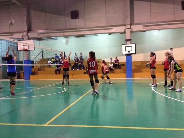 CVZSeniorF's tweet photo. Preparando motores para el comienzo de partido http://t.co/cGpaYSr6vS