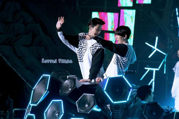 ByunBaekhyunID's tweet photo. [HD] 141018 BAEKHYUN CHANYEOL #TLPBeijing © Little Pearl
http://t.co/LvWlGCzrvA http://t.co/aPgsnkTTU2 http://t.co/MVJWmTI6Ni