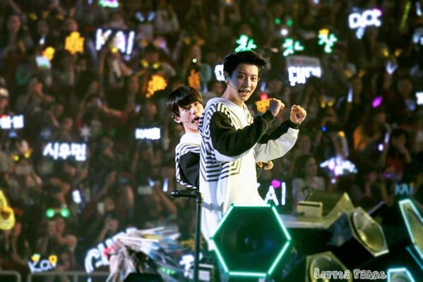 ByunBaekhyunID's tweet photo. [HD] 141018 BAEKHYUN CHANYEOL #TLPBeijing © Little Pearl
http://t.co/LvWlGCzrvA http://t.co/aPgsnkTTU2 http://t.co/MVJWmTI6Ni