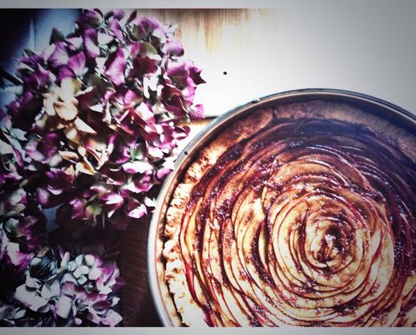 Preserve_Us's tweet image. We love this rosette apple pie and bouquet pic from @MandySharon -- a perfect #PreserveHome pairing!