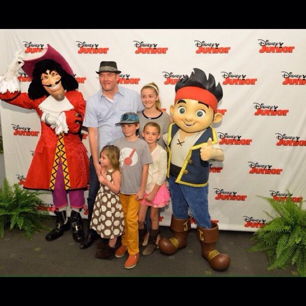 DisneyBrandTVPR's tweet image. .@DavidKoechner &amp;amp; his family joined Jake &amp;amp; Captain Hook today at the #BattlefortheBook premiere #JNLP