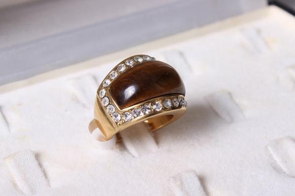 ShemaVenezuela's tweet photo. Marrón con brillantes ¡qué hermosa propuesta para este anillo! Combina con todo y para toda ocasión http://t.co/exPtoSvGxt