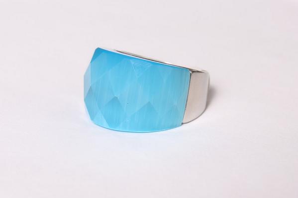 ShemaVenezuela's tweet photo. Azul profundo, calma y da vida a tu outfit. Detalles que te permitirán llamar la atención http://t.co/reS6GnutXo