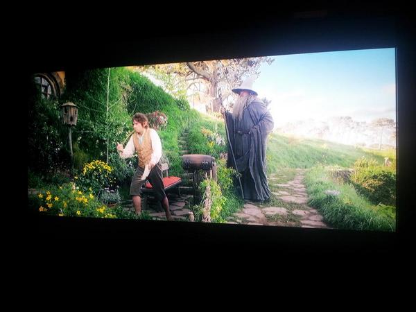 javi_ag90's tweet photo. Noche en casa con la compañia del hobbit. Gracias tobillo . http://t.co/2ENrUDVVT2