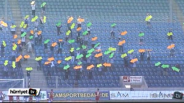 Hurriyet's tweet photo. 5 maçtır gol atamayan takımlarına yardım eden taraftarlar... http://t.co/kZ1of8Wlwr http://t.co/CBsLzpGP9U