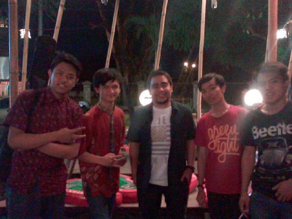 Dpiston1's tweet photo. @Dpiston1 @dpistonband sma kakak abdul nih :)) http://t.co/6iNfRY7QuP