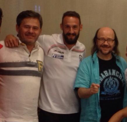 CD_Alcoyano's tweet photo. Torrente nombra la moral del Alcoyano en su peli y despues se encuentra casualmente con la plantilla en Barcelona  http://t.co/4jtKtqrbr9