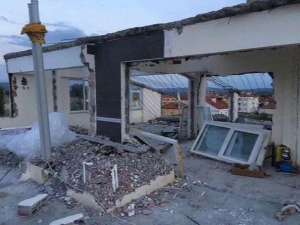 HasanCucuk's tweet photo. Memleketim Şarkışlayı AKPnin 60 cm fazla diye yıktığı bu yurt katı ve hemşerilerimin sessizliği ile hatırlayacağım http://t.co/DQj2ZAuOH7