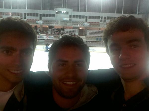 john_B777's tweet photo. Les étudiants de @EC_Marseille soutiennent toujours le MHC mais nos pompoms nous manquent !!!! http://t.co/a36UImdzGB