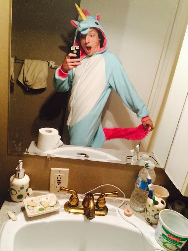 DJSkinBasS's tweet image. Am a fucking univorn for haloween