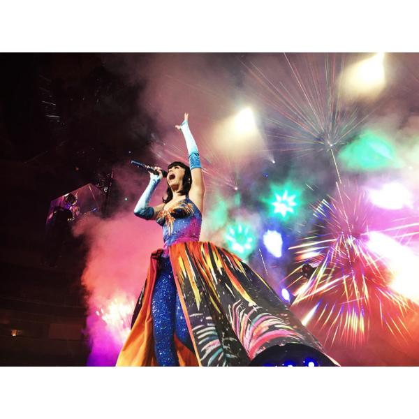 KatyCatsMex's tweet photo. Segunda fecha, Cuarto Concierto y Ultimo día de #PrismaticWorldTour en la Cudiad de Mexico. #KatyPerryMx http://t.co/j38fNJSqBO