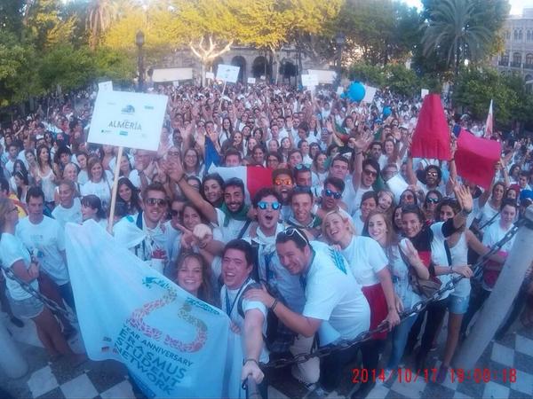 ESNSpain's tweet photo. 2000 estudiantes celebrando el #ESN25 en el #EventoNacionalSev, ¡Orgullo  máximo de Federación! #THISisESN http://t.co/dKoj37i3HW