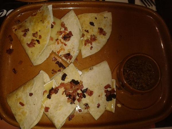 mjgteba's tweet photo. Tomando unos entrantes con @Patrirv95 @DjRochs @fjgabarro en #Foster'sHollywood http://t.co/uxess4bfAx