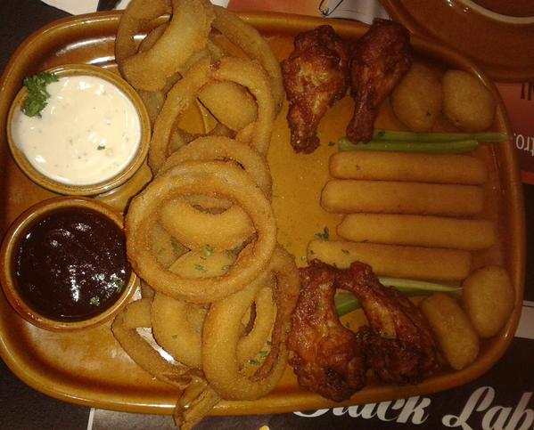 mjgteba's tweet photo. Tomando unos entrantes con @Patrirv95 @DjRochs @fjgabarro en #Foster'sHollywood http://t.co/uxess4bfAx
