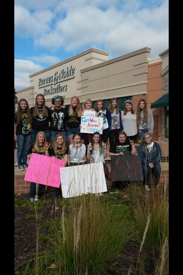 PaigeNumber21's tweet photo. I kinda already miss the 5sos and 1D meetup can we do it again soonπ #iowameetup #5soscometoiowa #1dcometoiowa http://t.co/iBA44m7YDx