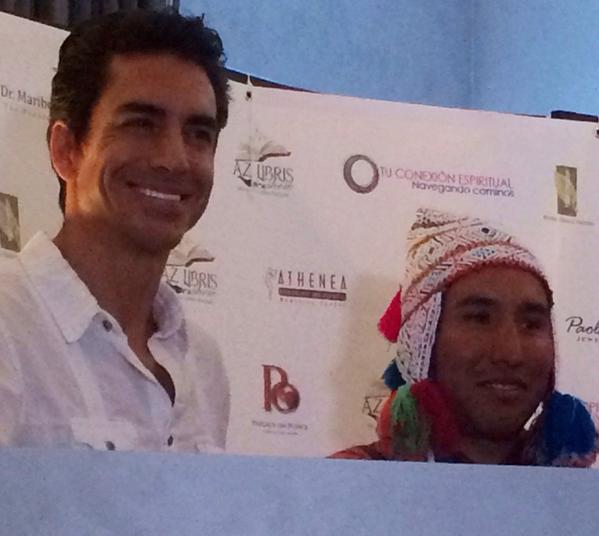 RicardoChavez's tweet photo. Un privilegio compartir con #Shaman #NicolasPauccar en #AZLibris #Luz #Amor #AutoCura #TuVidaNoTieneQueSerUnaNovela http://t.co/545ZKrCAoi