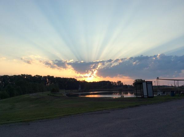 rosesarered467's tweet photo. Forgot to post this from #thefallconf. Sunrise on Sunday morning... Isn't God great? http://t.co/ARN5GSZhI2