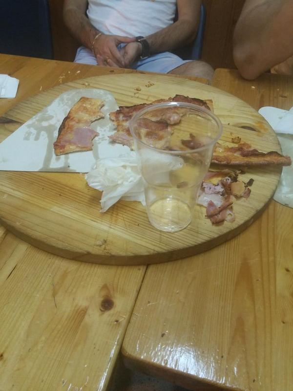 hegoiespin's tweet photo. Una buena pizzita con @aitziberpazo @davidapuko @christianguijit http://t.co/JfT5gHyKEF