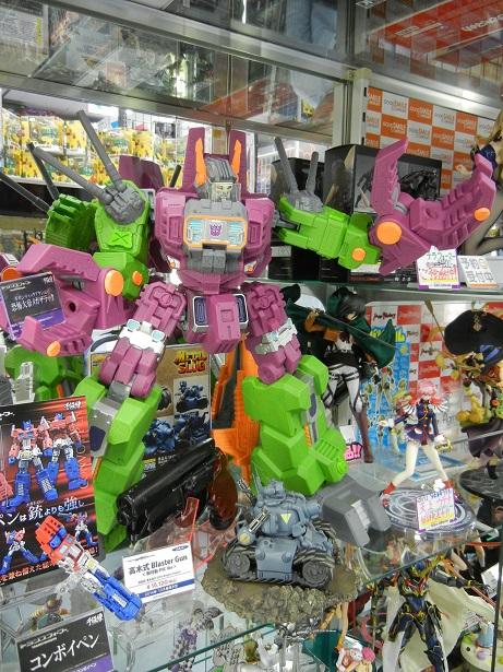 千値練ギガンティックアクション『恐怖大帝メガザラック』好評発売中