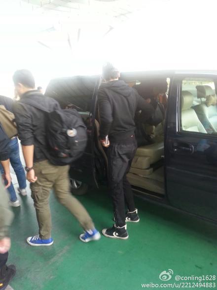 nikunhvj's tweet photo. “NichkhunID: [Fantaken] 141019 Nichkhun at Hangzhou airport cr.conling1628 http://t.co/7qtIzAkGWz”