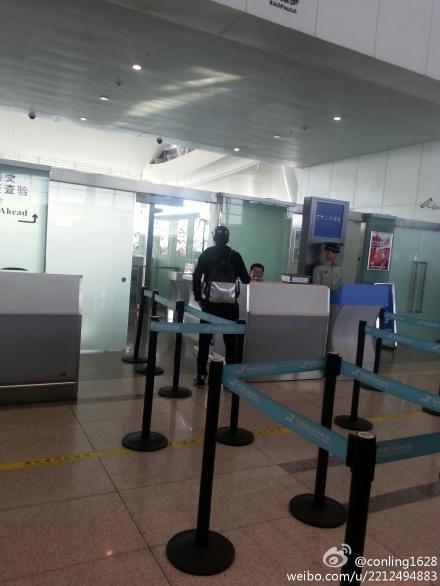 nikunhvj's tweet photo. “NichkhunID: [Fantaken] 141019 Nichkhun at Hangzhou airport cr.conling1628 http://t.co/7qtIzAkGWz”
