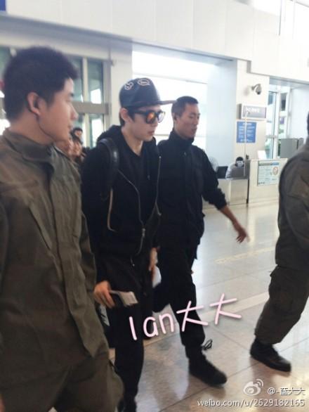 nikunhvj's tweet photo. “NichkhunID: [Fantaken] 141019 Nichkhun at Xiaoshan airport, Hangzhou (1) cr.-蓝大大 http://t.co/fS5o69R9Ld”