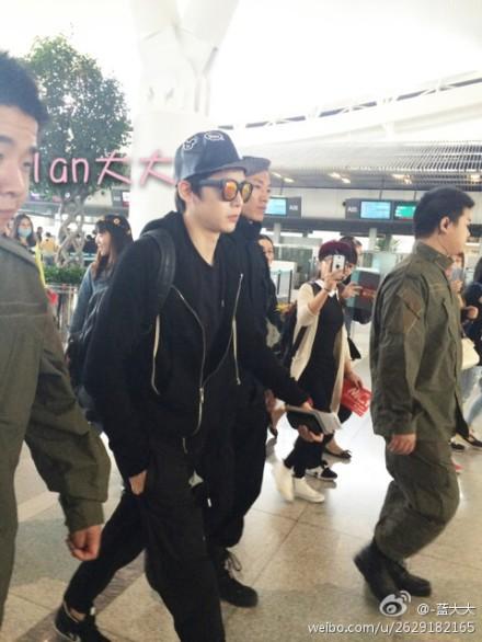 nikunhvj's tweet photo. “NichkhunID: [Fantaken] 141019 Nichkhun at Xiaoshan airport, Hangzhou (1) cr.-蓝大大 http://t.co/fS5o69R9Ld”