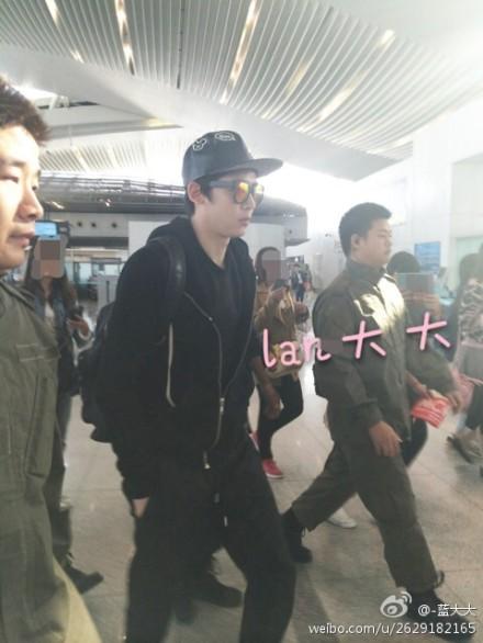 nikunhvj's tweet photo. “NichkhunID: [Fantaken] 141019 Nichkhun at Xiaoshan airport, Hangzhou (1) cr.-蓝大大 http://t.co/fS5o69R9Ld”