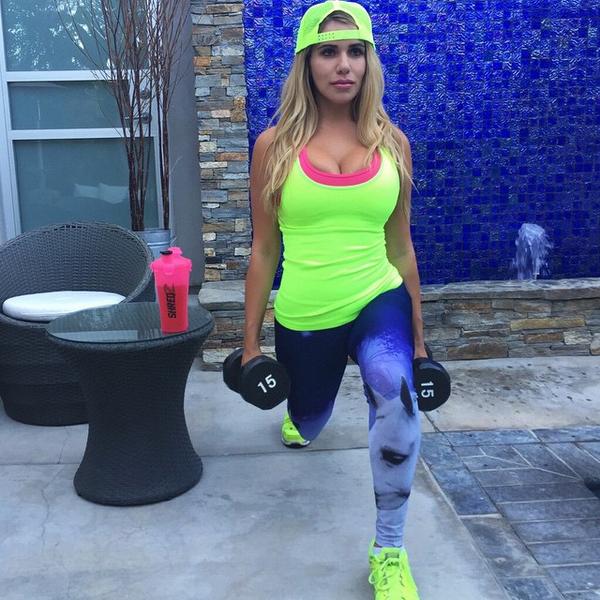 Doing the Dumbbell Lunges exercise from the <a href="/Shredz/">Shredz</a> Exercise Guide