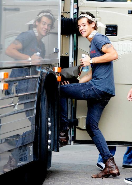 decodingharry's tweet photo. #DefineHAPPINESS
YOU ARE @Harry_Styles
#EMABiggestFans1D #1DFOURTracklist #MillionMemories #WeWantZaynsSongsInFOUR http://t.co/8EecXIdiKz