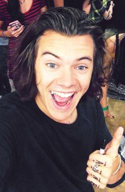 decodingharry's tweet photo. #DefineHAPPINESS
YOU ARE @Harry_Styles
#EMABiggestFans1D #1DFOURTracklist #MillionMemories #WeWantZaynsSongsInFOUR http://t.co/8EecXIdiKz