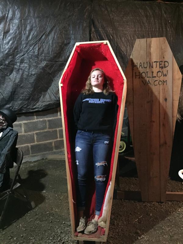 illenihan's tweet photo. Died cause it was such a scare #hauntedhallow http://t.co/BzCsl5crUI