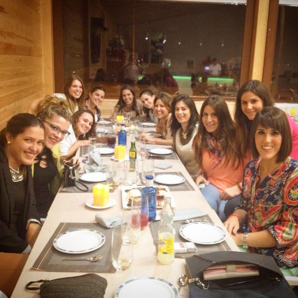 IsaRibelles's tweet photo. Última despedida de @ALICIACLARAMUNT !! Viva la novia!! http://t.co/KxmBZYLudl