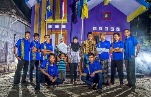 Opshid12's tweet photo. Pak Tasam dan "tentara langit", julukan dari warga sekitar untuk tim pembangunan RLHS nya #tsp86 #sumpahpemuda http://t.co/nTXM42ATYI