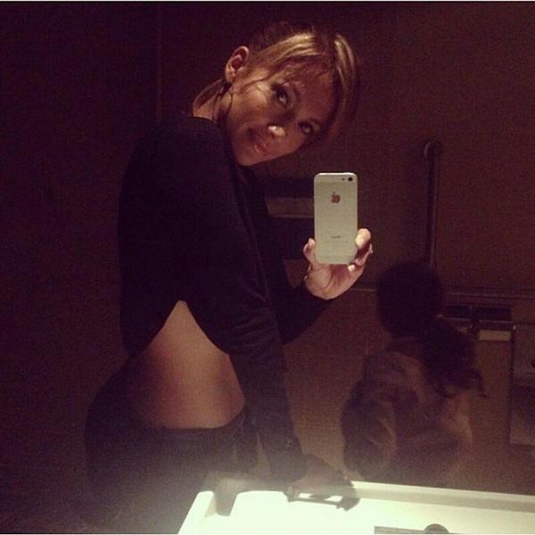 JLoLeah's tweet photo. While Im waiting....Lol @JLo i love you mama so much!! Damn your to beautiful #HotJLo #SexyJLo #JLover #BeautifulJLo♥ http://t.co/KTYxQOz86q