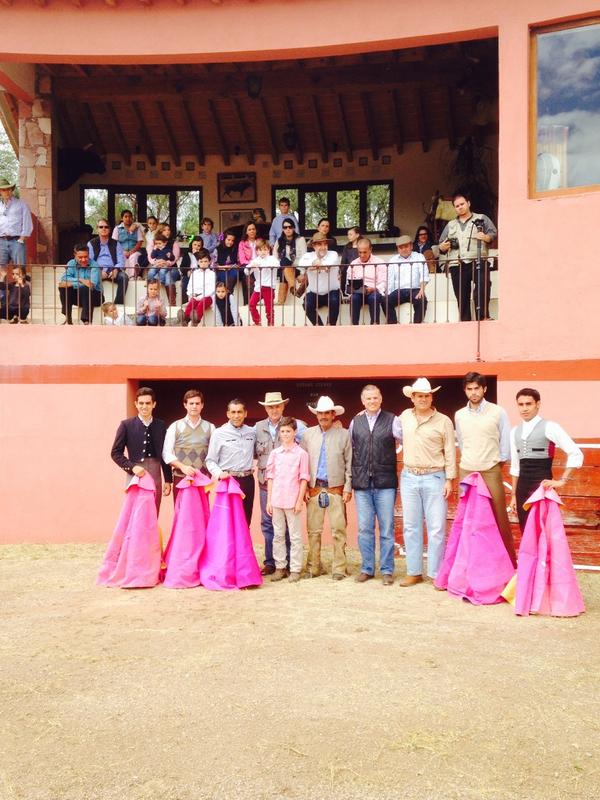 matadorzotoluco's tweet photo. Creando afición cn los niños y apoyando a los triunfadores d descubriendo un torero en sta María de xalpa!! http://t.co/BSu3I0qYep