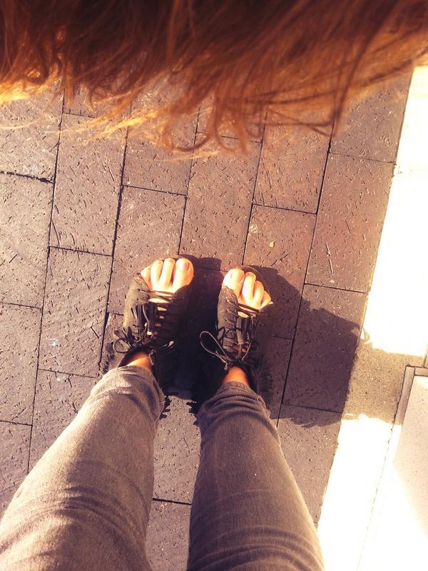 _GoddessofChaos's tweet photo. In need of a new pedicure,  #piggies ;) #findom #paypigs #payup #tribute #financialslavery #footworship #feetslaves ♡ http://t.co/D9RjnNUcCM