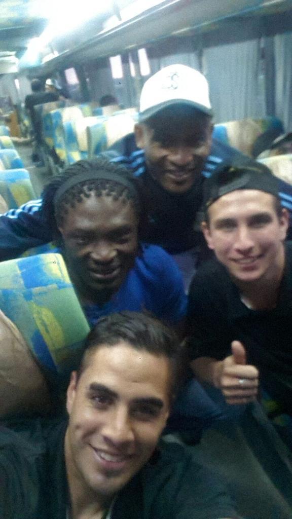GRecavarren's tweet photo. Con @franladogana y los nigerianos volviendo de mardel http://t.co/tsSAxgoFot